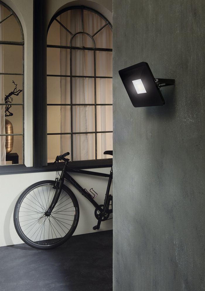 Faedo 3 LED straler 53W 5800 Lumen Zwart Op=Op