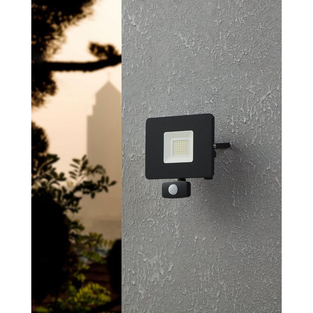 LED Faedo 3 Breedstraler met bewegingssensor Zwart 30watt - De Smid Verlichting